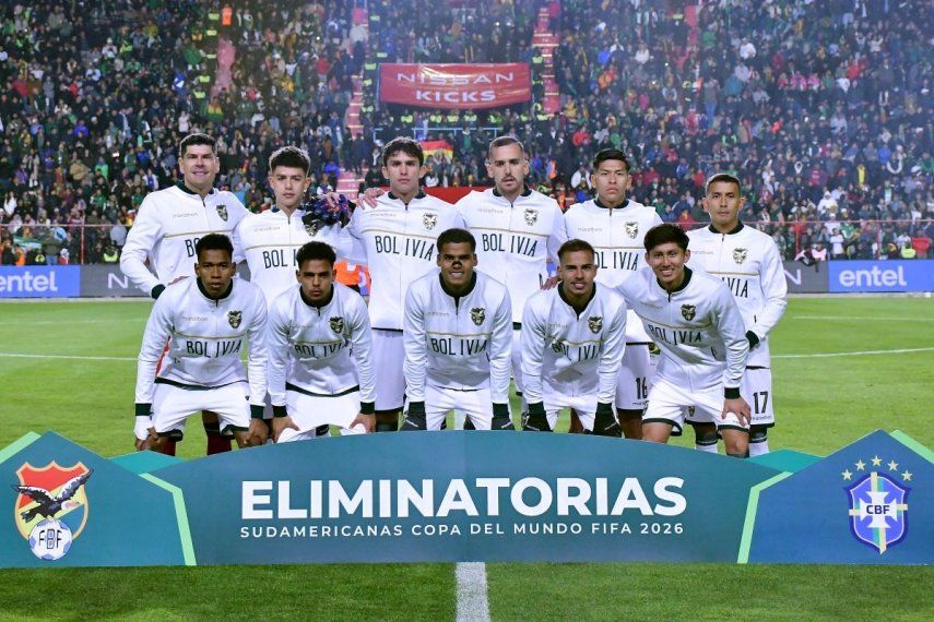 Jugadores de Bolivia posan para una fotografía antes de un partido de fútbol de las eliminatorias sudamericanas.