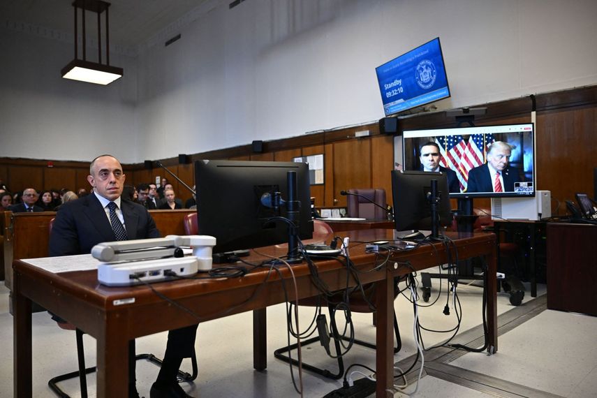 Imagen de la sala en el momento en el que el juez Juan Merchán dictaba sentencia en el juicio contra el presidente Donald J. Trump en Nueva York. Detrás la pantalla en la que aparece Trump y su abogado de forma virtual.