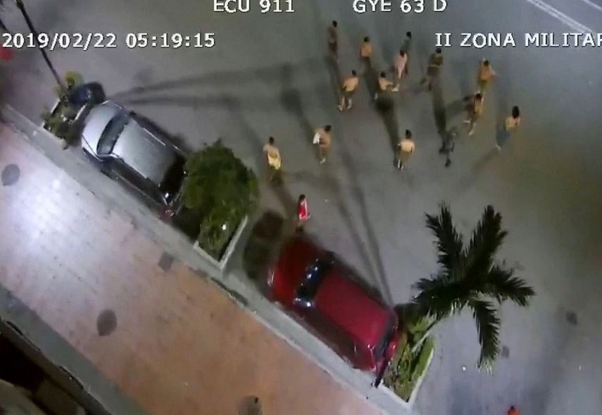 Captura de pantalla de un vídeo del servicio de coordinación de emergencias ECU 911 que muestra a un grupo de personas que sale a la calle tras un sismo en la madrugada de este viernes, en Guayaquil, Ecuador.