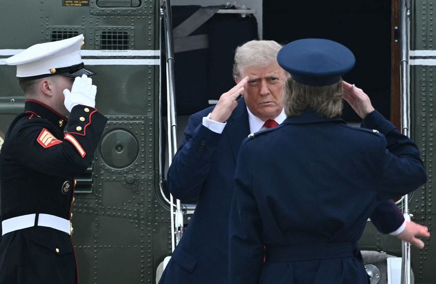 El presidente de Estados Unidos y Comandante en Jefe del Ejército, Donald J. Trump, recibe el saludo de militares al bajar del Marine One.