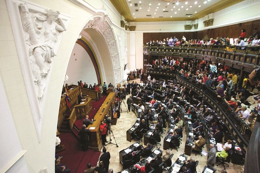 Luego de reconocer los resultados electorales del pasado 6 de diciembre, el Gobierno de Nicolás Maduro intenta varias maniobras para mantener el poder (EFE)