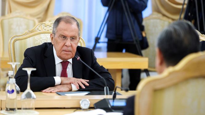 El ministro del Exterior Sergey Lavrov, izquierda, escucha a su homólogo chino Wang Yi durante una reunión en Moscú, Rusia, el lunes 18 de septiembre de 2023.&nbsp;