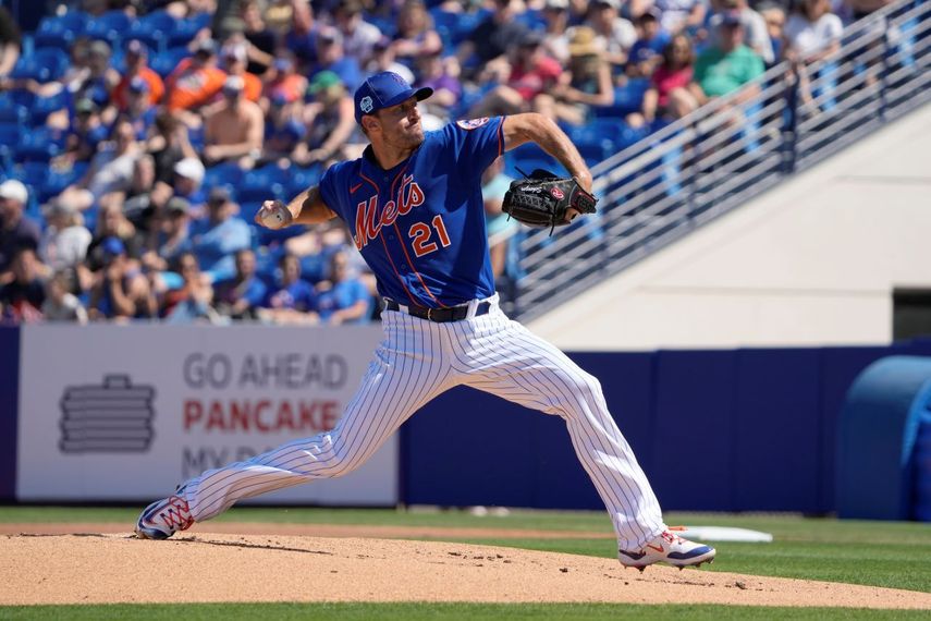El abridor de los Mets de Nueva York Max Scherzer lanza en la primera entrada del juego de exhibición ante los Nacionales de Washington el domingo 26 de febrero del 2023.