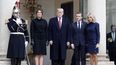 El presidente francés Emmanuel Macron (2-D) y la primera dama francesa Brigitte Macron (D) saludan al presidente de los Estados Unidos Donald J. Trump (C) y a la primera dama de los Estados Unidos Melania Trump (2-I) después de su reunión en París, este 10 de noviembre de 2018.