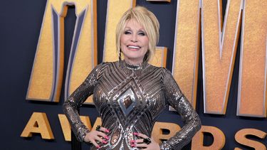 En esta foto de archivo tomada el 7 de marzo de 2022, la cantante y compositora estadounidense Dolly Parton llega a los 57º premios de la Academia de Música Country en el estadio Allegiant en Las Vegas, Nevada.   