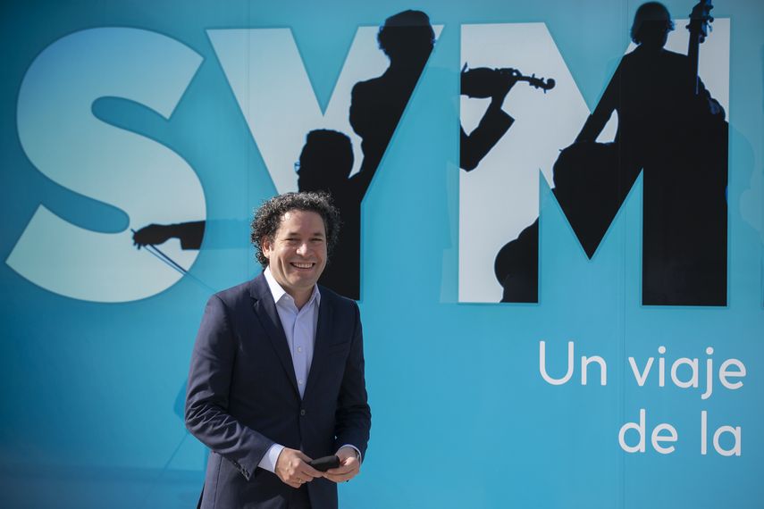 El director venezolano Gustavo Dudamel posa durante un photocall en la presentación de su proyecto Sinfonía: Un viaje al corazón de la música en Barcelona el 15 de septiembre de 2020.&nbsp;