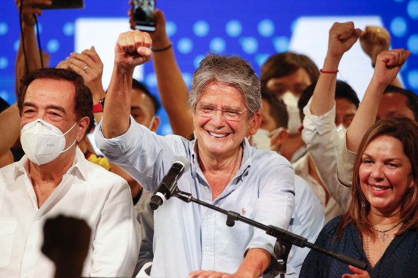 Guillermo Lasso, candidato presidencial del movimiento CREO, celebra tras una segunda vuelta de las elecciones presidenciales en la sede de su campaña en Guayaquil, Ecuador, el domingo 11 de abril de 2021.