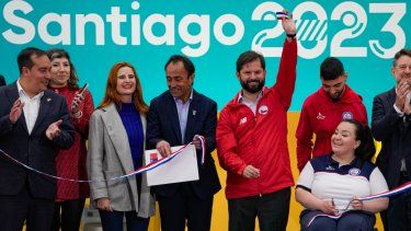 El presidente chileno Gabriel Boric levanta el brazo durante la inauguración del polideportivo del Estadio Nacional, sede de los Juegos Panamericanos en Santiago, Chile, el miércoles 11 de octubre de 2023.