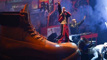 J Balvin actúa en la edición 2025 de los premios MTV Music Awards.