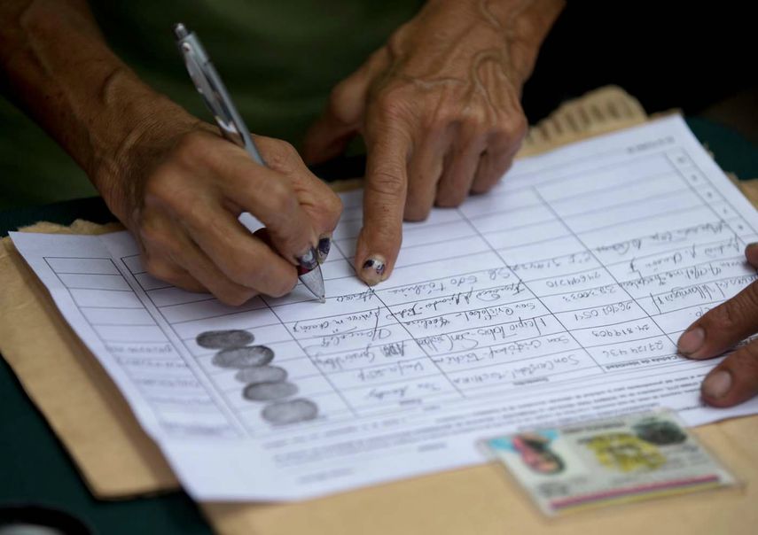 Las organizaciones políticas venezolanas deben obtener un número determinado de firmas de ciudadanos para poder ser reconocidas por el ente electoral.