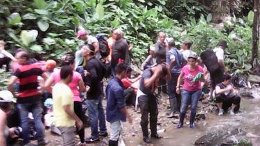 Un grupo de migrantes cubanos cruza la selva colombiana con destino a Panamá.