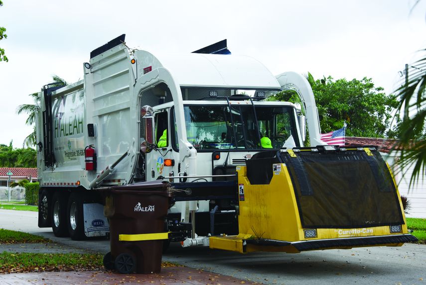 Un camión automatizado de la firma Progressive Waste Solutions recoge basura en Hialeah.