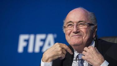 Blatter afirma que dejó su cargo debido a las presiones recibidas por el escándalo FIFA. (EFE)