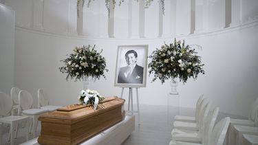 Esta fotografía, tomada y difundida el 21 de enero de 2026 por la Oficina de Prensa de la casa de moda Valentino, muestra el ataúd del diseñador italiano Valentino Garavani, velado en la PM23 - Fundación Valentino Garavani y Giancarlo Giammetti en Roma. &nbsp;