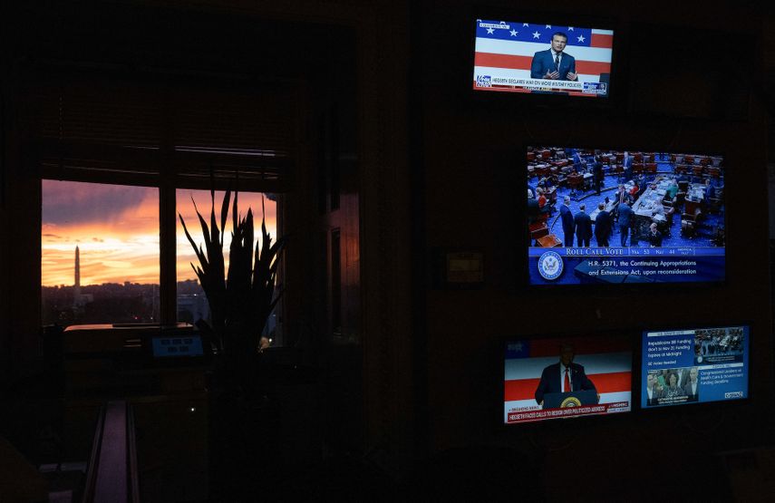 Al atardecer, una pantalla de televisión muestra la transmisión en vivo del recuento de votos de la votación del Senado para mantener la financiación del gobierno en el Capitolio de Washington, D.C., el 30 de septiembre de 2025, horas antes de la entrada en vigor del cierre parcial del gobierno.&nbsp;