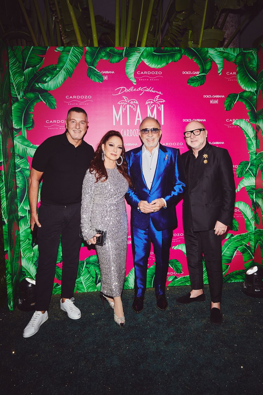 Stefano Gabbana, Gloria Estefan, Emilio Estefan y Domenico Dolce en el Hotel Cardoza en South Beach, Miami.