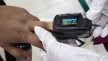 Un trabajador de salud utiliza un oxímetro de pulso para determinar el nivel de saturación de oxígeno en un paciente, en un hospital en Gauhati, India, 21 de enero de 2021. 