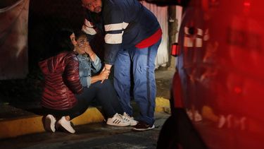 Familiares llorando ante una casa donde dos hombres jóvenes murieron baleados en Fresnillo, en el estado de Zacatecas, México, el martes 13 de julio de 2021.&nbsp; 