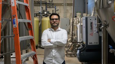 Carlos de la Rosa, quien es el director de operaciones de Waterfront Brewery.