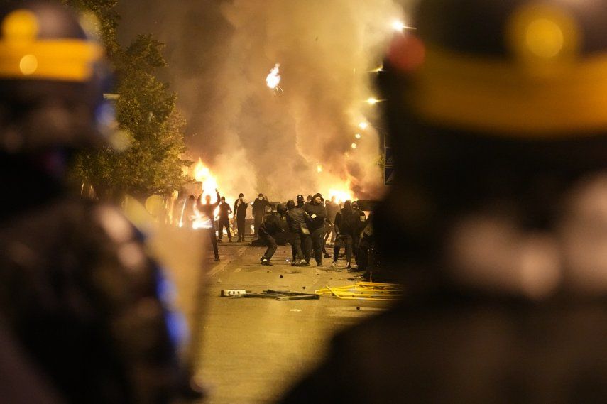 Policías se enfrentan con manifestantes en Nanterre, en las afueras de París, el jueves 29 de junio de 2023.&nbsp;