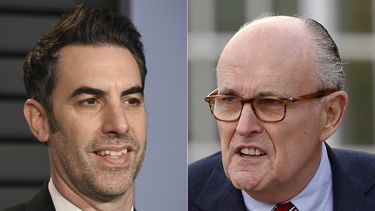 Sacha Baron Cohen y el exalcalde de Nueva York Rudy Giuliani. Escena de Borat 2 muestra a Giuliani en situación incómoda en un hotel en Nueva York.
