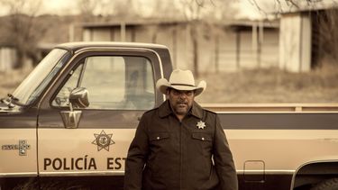 No es solo el personaje de Guzmán el que estará en esa búsqueda desenfrenada de dólares en Perpetual Grace, LTD.