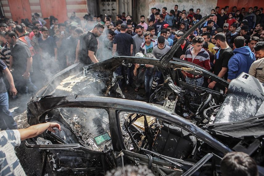 Palestinos inspeccionan el automóvil destruido del miembro de Hamas Hamed Al-Khodari después de ser golpeado por un ataque aéreo israelí en la ciudad de&nbsp;Gaza, el 5 de mayo de 2019.&nbsp;&nbsp;