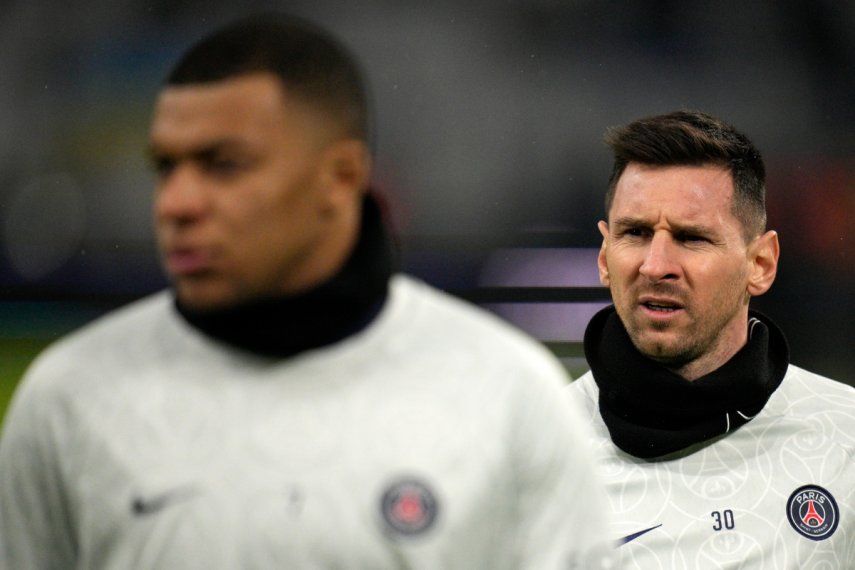 Lionel Messi (derecha) y Kylian Mbappé, del París Saint-Germain, durante el calentamiento previo al partido contra Marsella en la liga francesa, el 26 de febrero de 2023.