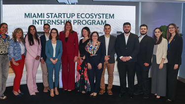 En el centro, Madeline Pumariega, presidente del MDC junto a María Escorcia, directora de Filantropía Global para la región sureste de JPMorganChase.  