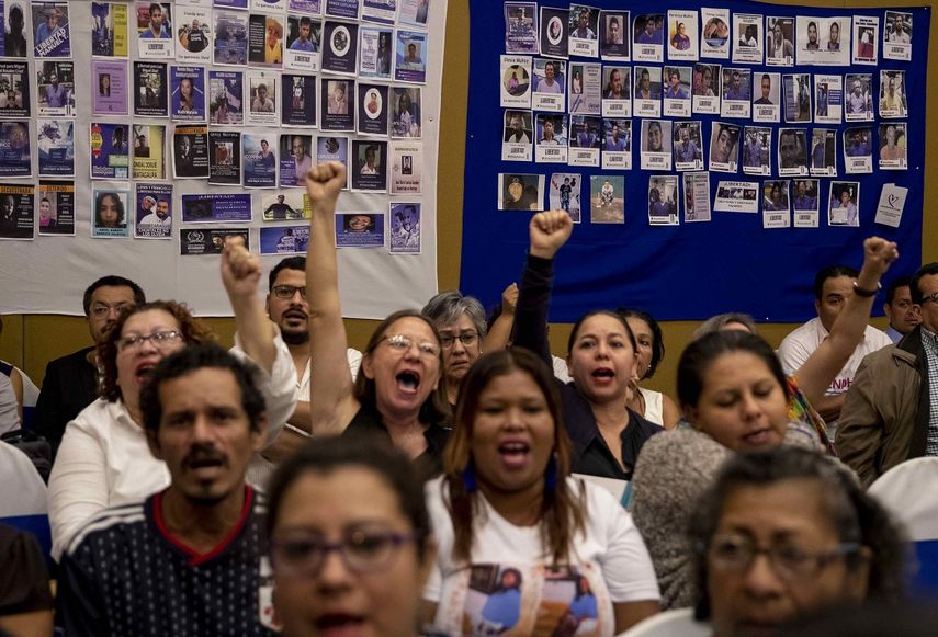 Familiares de presos políticos y de personas asesinadas en las pasadas protestas gritan Justicia durante una conferencia de prensa en Managua, Nicaragua, durante el Día Internacional de los Derechos Humanos.