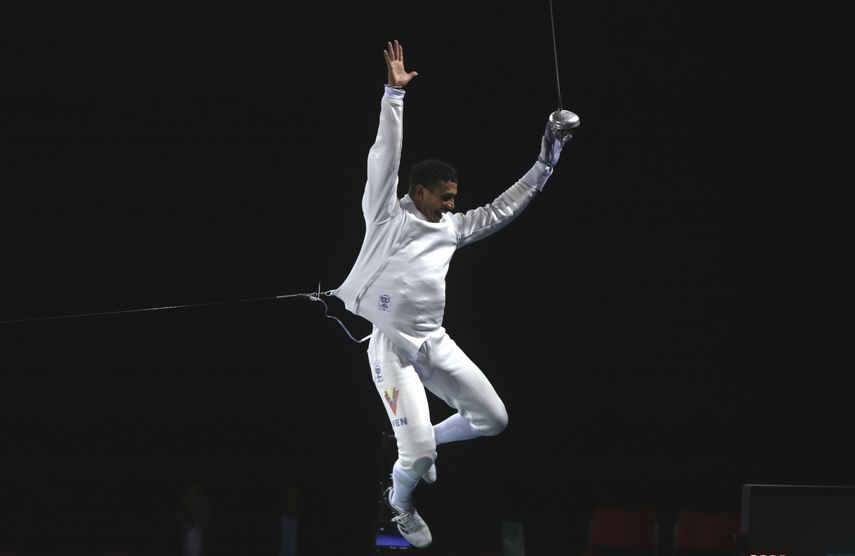 El venezolano Rubén Limardo salta para festejar su victoria sobre el cubano Yunior Reytor en la semifinal de espada individual durante los Juegos Panamericanos, el lunes 5 de agosto de 2019, en Lima