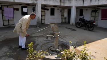 l agricultor Ramkrishan Malawat extrae agua manualmente de una bomba en Bawal, en el estado de Haryana, India, el 7 de marzo de 2024. “Aquí hay tanta construcción que cuando llueve el agua se va, en lugar de filtrarse y rellenar las reservas, apuntó Malawat.&nbsp;