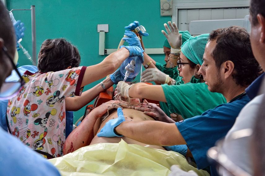 Una sobreviviente del avión que se estrelló poco después de despegar del aeropuerto José Martí de La Habana, es atendida en el hospital Calixto García de la capital de la isla.