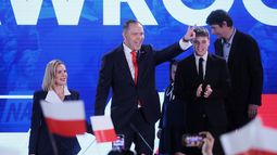 El presidente Karol Nawrocki (2i), junto con su esposa Marta Nawrocka (i) y sus hijos Daniel (d) y Antoni (2d), celebran su victoria durante la noche de las elecciones presidenciales en Varsovia.