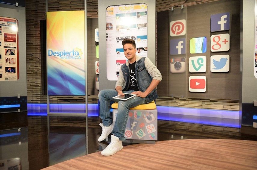 William Valdés atiende el servicio interactivo. (CORTESÍA)