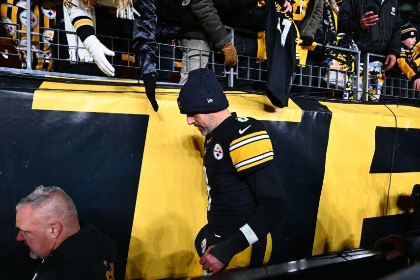 Aaron Rodgers, mariscal de campo de los Steelers de Pittsburgh, se marcha tras una derrota en los playoffs de la NFL, el 12 de enero de 2026.