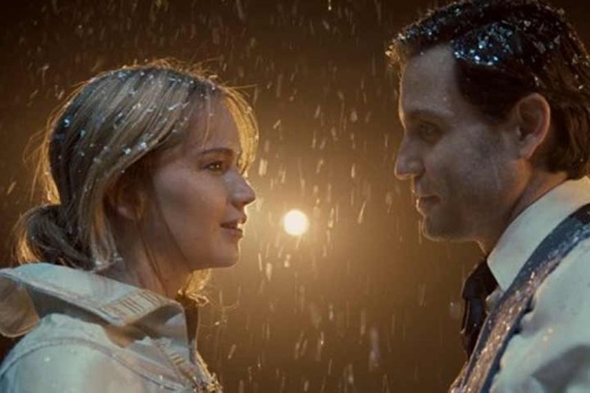 Jennifer Lawrence junto al actor venezolano Edgar Ramírez en la película Joy. (INSTAGRAM)
