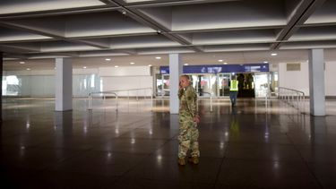 Un miembro de la Guardia Nacional puertorrique&ntilde;a vigila una entrada del Aeropuerto Luis Mu&ntilde;oz Mar&iacute;n, donde se instalaron estaciones de monitoreo para detectar posibles casos del nuevo coronavirus entre los pasajeros, en Carolina, Puerto Rico, el lunes 16 de marzo de 2020.