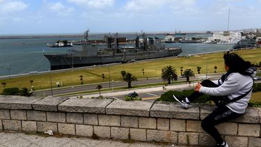 Una mujer observa mientras el buque ARA Patagonia se abastece para salir en la búsqueda del&nbsp;submarino&nbsp;ARA San Juan este lunes 27 de noviembre de 2017, en la Base Naval de Mar del Plata,&nbsp; Argentina.&nbsp;