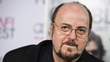 En esta fotografía del 10 de noviembre de 2014, James Toback llega al AFI Fest 2014 The Gambler&nbsp;en Los Angeles. Treinta y ocho mujeres acusaron a Toback de abuso sexual en Nueva York el 5 de diciembre de 2022.&nbsp;
