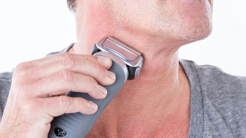 Cuando se rasura, la piel pierde su manto lipídico natural.