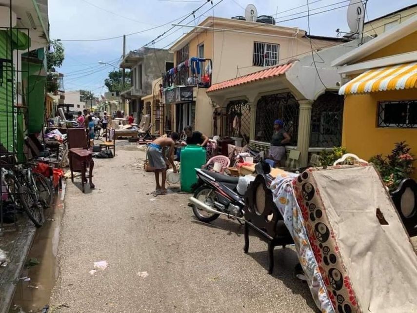 En esta foto se ve como los pobladores tratan de salvar sus pertenencias, que fueron da&ntilde;adas por la entrada repentina de agua a sus viviendas luego de las inundaciones provocadas por la tormenta Isa&iacute;as.&nbsp;