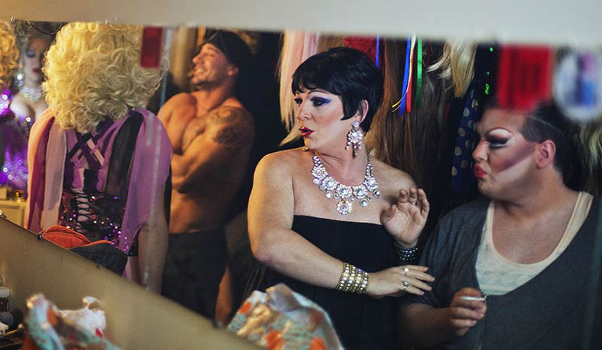 Andrei Sarkisian (segundo a la derecha), quien usa el nombre de Miss Zhuzha en el escenario, se alista para una presentación en el cabaret Mayak, un club gay en Sochi, Rusia, la ciudad anfitriona de los Juegos Olímpicos de Invierno, el 8 de febrero (AP
