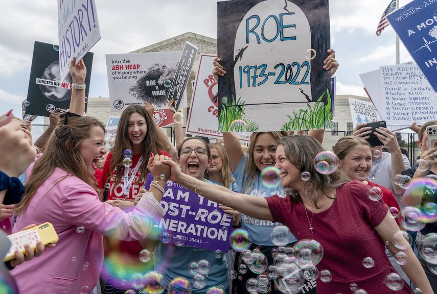 Manifestantes opuestos al aborto festejan frente a la Corte Suprema luego del fallo del máximo tribunal para revocar el caso de Roe vs. Wade, que protegía el derecho a abortar a nivel federal, el viernes 24 de junio de 2022, en Washington.&nbsp;