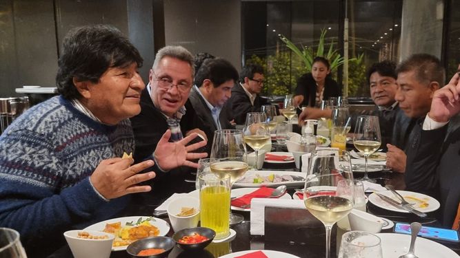 Evo Morales y el ideólogo del nuevo gobierno de Perú Vladimir Cerrón (derecha), el 26JUL21 en Lima.