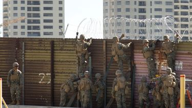 &nbsp;Soldados estadounidenses instalan un cercado de alambre en San Diego, California, para impedir el paso de la caravana de migrantes.