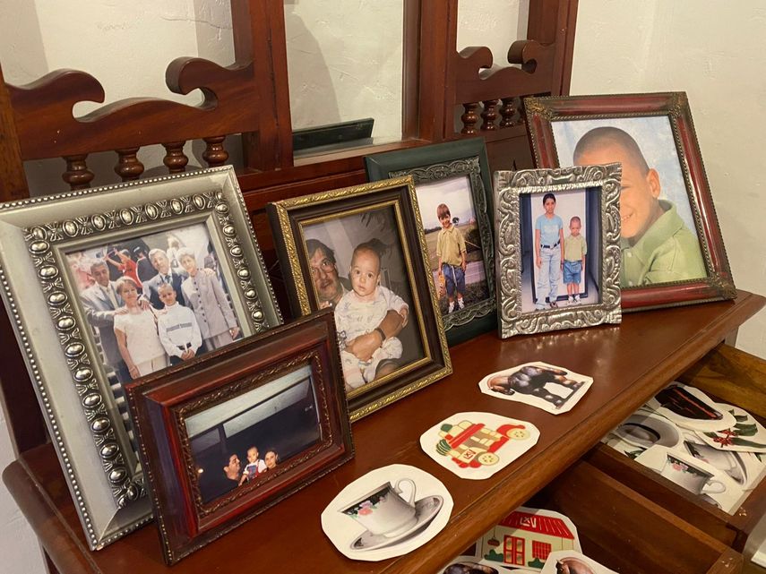 Fotografía que muestra imágenes de la infancia de Maluma en Guarne, Colombia.&nbsp;