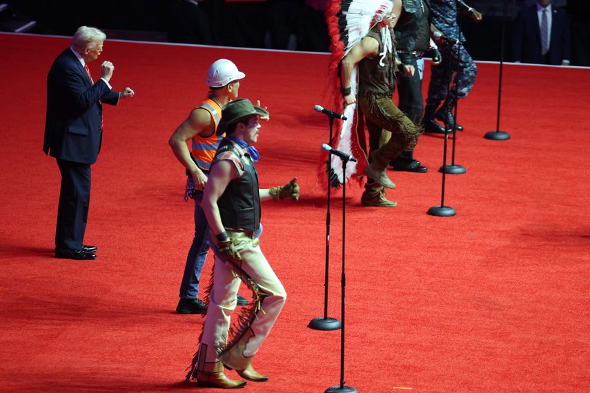 El presidente electo Donald Trump baila en el escenario mientras la gente interpreta YMCA, del grupo Village People, en el escenario de su mitin de victoria en el Capital One Arena el 19 de enero de 2025 en Washington, DC.