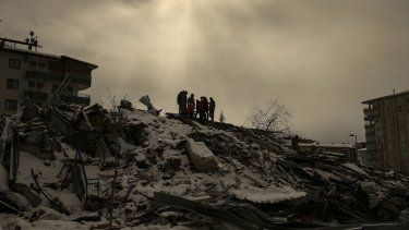 Un grupo de personas trata de llegar hasta otras atrapadas bajo los restos de un edificio derrumbado, en Malatya, Turquía, el 7 de febrero de 2023.&nbsp; 