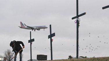 Roberto Márquez, de Dallas, Texas, instala un monumento improvisado para las víctimas de la mortal colisión en el aire cerca del Aeropuerto Nacional Reagan en Arlington, Virginia, el 31 de enero de 2025.&nbsp;